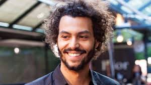 Du jamais vu dans Un dîner presque parfait, une célèbre participante  commande un kebab en plein repas