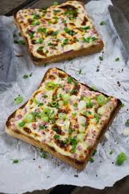 Flammkuchen Toast Mit Creme Fraiche Speck Und Zwiebeln Rezept Flammkuchen Flammkuchen Toast Pizza Ohne Kase
