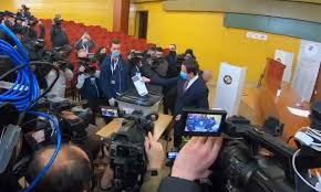 Kandidati për kryeministër nga radhët e lëvizjes vetëvendosje, albin kurti ka votuar para pak çastesh. 97u1q459nkl5ym