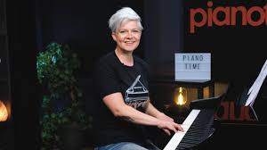 She … play the piano very well! 500 Songs In 5 Days Pianote