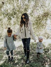 What To Wear For Fall Winter Family Photos Somewhere Lately Winter Family Photos Chic Clothing Style Casual Family Photos