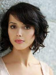 Short Wavy Hairstyles With Swept Bangs And Thick Hair For Women With Long Oval Faces Jpg 567 755 Short Wavy Hair Short Hair Styles Hair Styles 2014