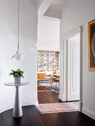 Sovremennaya Kvartira S Yarkimi Akcentami V Odnom Iz Pervyh Vysotnyh Zdanij Sidneya Foto Idei Dizajn In 2021 Interior Apartment Renovation Tulip Dining Table