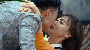 Long đứng từ xa, im lặng nhìn người yêu xử dũng. Knrc1rxpfm 6jm