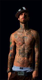 His hair color is black and his eyes are blue. Travis Barker Fotos 4 Von 120 Last Fm