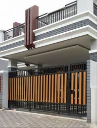 Selain dari modelnya yang sangat digemari, bahan ini memang terkenal dengan ketahanannya terhadap korosi. Pagar Minimalis Dari Kayu Home Gate Design House Gate Design Modern Fence Design