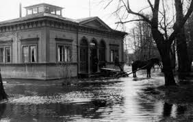 Detta efter att dammluckorna i hamrångeån frusit ihop. Gavle Stad Vaster Gamla Badhuset I Stadstradgarden Oversvamning 1930 Talet Europeana