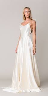 27 Silk Wedding Dresses For Elegant And Refined Bride Wedding Dresses Guide Silk Wedding Gown Wedding Dresses Wedding Dress Guide