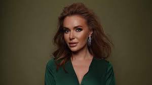 В своём instagram слава каминская, которая не так давно начала сольную карьеру, активно делится с подписчиками подробностями своей жизни.и даже не боится показываться без макияжа и гламурных нарядов. Kogo Slava Kaminskaya Schitaet Luchshej Pevicej V Ukraine
