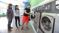 Burela estrena en la comarca un negocio de lavandería de autoservicio