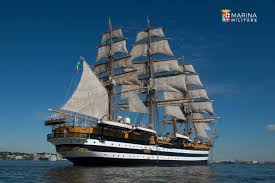 Tre alberi, 26 vele, lo scafo bianco e nero con fregi in oro, legni e ottoni, il vespucci è «la. La Nave Amerigo Vespucci Omaggia Ischia E Sant Anna