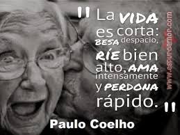 Imagen De Amor De Pareja De Abuelos Para Facebook Con Frase De Reflexion Frases De Paulo Paulo Coelho La Vida Es Corta