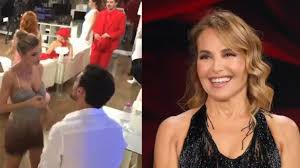 Martina Colombari, lo sfogo su Barbara D'Urso mentre non era in onda a Ballando con le Stelle Leggi l'articolo completo al link in bio o nelle stories #ballandoconlestelle