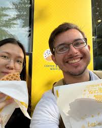 Hello everyone! 👋 I'm Alexander Antonio Collins Diraviam(@mocboxing), but  you can call me Alex! 🇺🇸 I'm an engineer and entrepreneur from the U.S.,  and I run a company that designs and sells