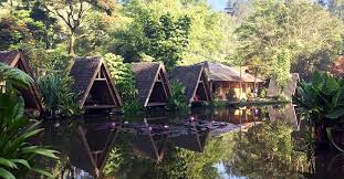 Sahabat traveler's, satu lagi rumah makan khas sunda yang sangat unik di seputar rumah makan yang menawarkan berbagai macam menu kuliner khas makanan dan minuman sunda yang ada di kota bandung dan sekitarnya 22 Tempat Makan Khas Sunda Di Bandung Dengan Suasana Pedesaan Nan Asri
