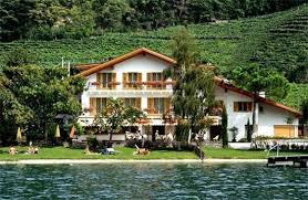 Vergleichen sie hotelpreise und finden sie den günstigsten preis für haus karin haus/apartment für das reiseziel kaltern am see. Gutes Essen Mit Traumhaften Blick Auf Den Kalterer See Pension Klughammer Kaltern An Der Weinstrasse Bewertungen Tripadvisor