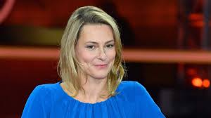 Avec l'aide de deux de ses enfants, elle enterre le corps dans un bois mais est dénoncée puis arrêtée en octobre 2017. Fernsehmoderatorin Anja Reschke Haltung Ist Ein Inneres Gerust Weser Kurier