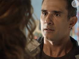 Foto: Carlos Alberto (Marcos Pasquim) vê Beatriz (Gloria Pires) levar  Regina (Camila Pitanga) em seu carro e vai atrás, na novela 'Babilônia'