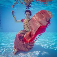 Underwater photography is the process of taking photographs while under water. 21 Unique Ideas For A Beautiful Underwater Shoot Shaadiwish Com Indian Wedding Photography Underwater Wedding Bridal Photography Poses