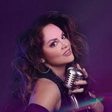 Dee Hurtado's Instagram, Twitter & Facebook