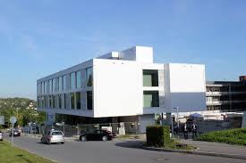 Moderne apartments mit weißen bädern zur temporären nutzung. Apartmentgebaude Fur Familien Kranker Kinder Von Hadi Teherani