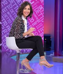 Il fiocco in tessuto con la propria iniziale, la tendenza della . Gossip News Caterina Balivo E La Sorpresa Inattesa A Detto Fatto Stile Di Moda Bali Caterina