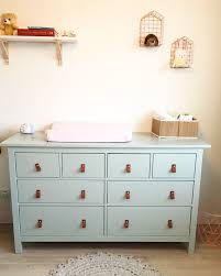hemnes ikea kast geschilderd met early dew van flexa en leren handgrepen erop gemaakt voor mijn docht babykamer kast ideeen voor een kamer babykamer inrichting