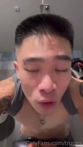 Chinese hunk jerks off in public bathroom - ThisVid.com