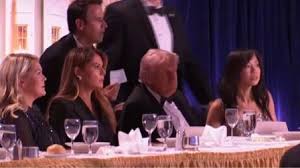 ‫احتجاج أمام حفل عشاء مراسلي البيت الأبيض في واشنطن‬&lrm;