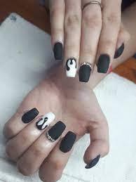 Si no te queres complicar con el diseño, con una cinta podes logras cosas muy bonitas, mira este diseño en dos tonos (nude y negro). Unas Acrilicas Negro Mate Bellezas De Unas Aquarim Facebook