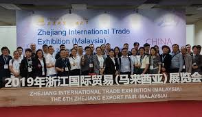 Biz turli xil rangdagi va anodlangan alyuminiy alyuminiy plitalarining namunalarini namoyish qildik va mahsulotimizning. Zhejiang Broad International Convention Exhibition Co Ltd