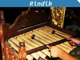 Ciri khas dari celempung adalah salah satu senarnya disetel dengan nada pelog dan senar lainnya bernada slendro jenis nada seperti inilah yang sering kita jumpai dalam seni musik rupa di daerah bali. Alat Musik Tradisional Bali Rindik