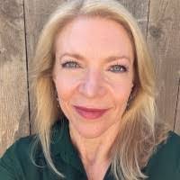 Elizabeth Lydon's Instagram, Twitter & Facebook