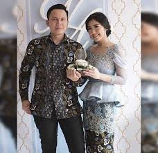Rakesh yang membuat jas untuk acara spesial tersebut membocorkan desain baju yang akan dikenakan billar. Baju Tunangan Berhijab 2020 Di 2021 Busana Batik Model Baju Wanita Renda Kebaya