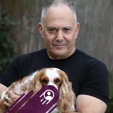 מה קרה לירון אברהם? חוץ מהשתלת שיער. הוא נשמע מאוד רך בימים האחרונים כלפי  ביובי ולהקתו