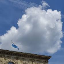 Munich Germany Munchen Deutschland Weiss Blauer Himmel Und Flagge Uber Konigsbau Der Munchner Residenz Munchen Deutschland Blauer Himmel Munchen
