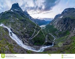 The walk up or down 327 steps, plateaus and high airy view points, going close to the surging storfossen (waterfall). Norwegische Gebirgsstrasse Trollstigen Stigfossen Wasserfall Stockbild Bild Von Schlucht Wald 92019915
