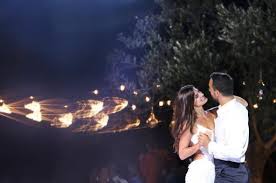 Πρόκειται για τη γνωστή influencer και σύζυγο του σάκη τανιμανίδη, η οποία διανύει τον ένατο μήνα της εγκυμοσύνης της. Sakhs Tanimanidhs Xristina Mpompa O Kalokairinos Gamos Sth Sifno Kai Osa Agaphsame Yes I Do