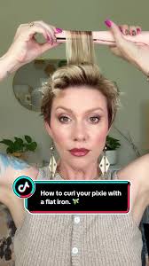 Crea rizos con tu plancha para un corte pixie