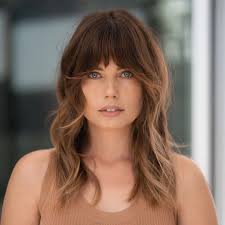 50 Most Trendy And Flattering Bangs For Round Faces In 2021 Hadviser In 2021 Bangs For Round Face Hair Colors For Blue Eyes Bangs With Medium Hair