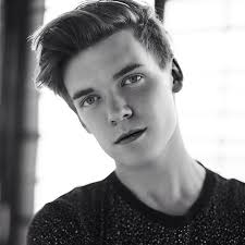 Hunter Goss's Instagram, Twitter & Facebook