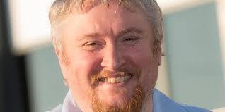 Tebygol fod gŵr o ogledd Cymru 'wedi syrthio i gysgu' cyn gwrthdrawiad a  laddodd ef a'i wraig