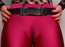 Morena gostosa mostrando Pata de Camelo - Pombaloka