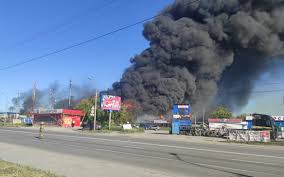 Все автозаправочные станции в новосибирской области ждет масштабная прокурорская проверка после того, как ударная волна, отбрасывает многотонную бочку с топливом на сотни метров, прямо в другую заправку. Uuatdrokaoxwkm