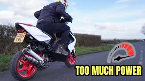 Deux pin-up blondes….. Sur le stand Peugeot Scooter !!!