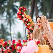25 Best Ranked List Of Wedding Photographers In Mumbai Wedding Poses Bridal Poses Bride Look