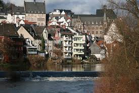 Das sind 109 höhenmeter, zwei aufzüge, 400 treppenstufen und jede menge sehenswertes. Hd Wallpaper Lahn Labadze Marburg At Marburg Lahn Mountains Germany River Wallpaper Flare