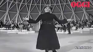 Fin che la barca va del 1970, forse la sua canzone più conosciuta (classificatasi al terzo posto a un disco per l'estate 1970), tipitipitì dello. Orietta Berti Compleanno 70 Anni Video