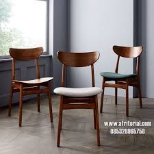 Rumah ini seakan juga pas dengan dikelilingi pohon yang telah gundul, membuat suasana natural tertangkap dari rumah ini. Kursi Cafe Minimalis Modern Dudukan Jok Kayu Jati Kursi Makan Modern