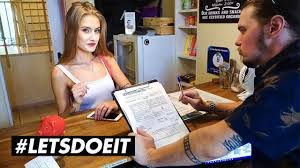 HORNYHOSTEL - 小山雀少女蒂芙尼·塔图姆为她的室友全场角质